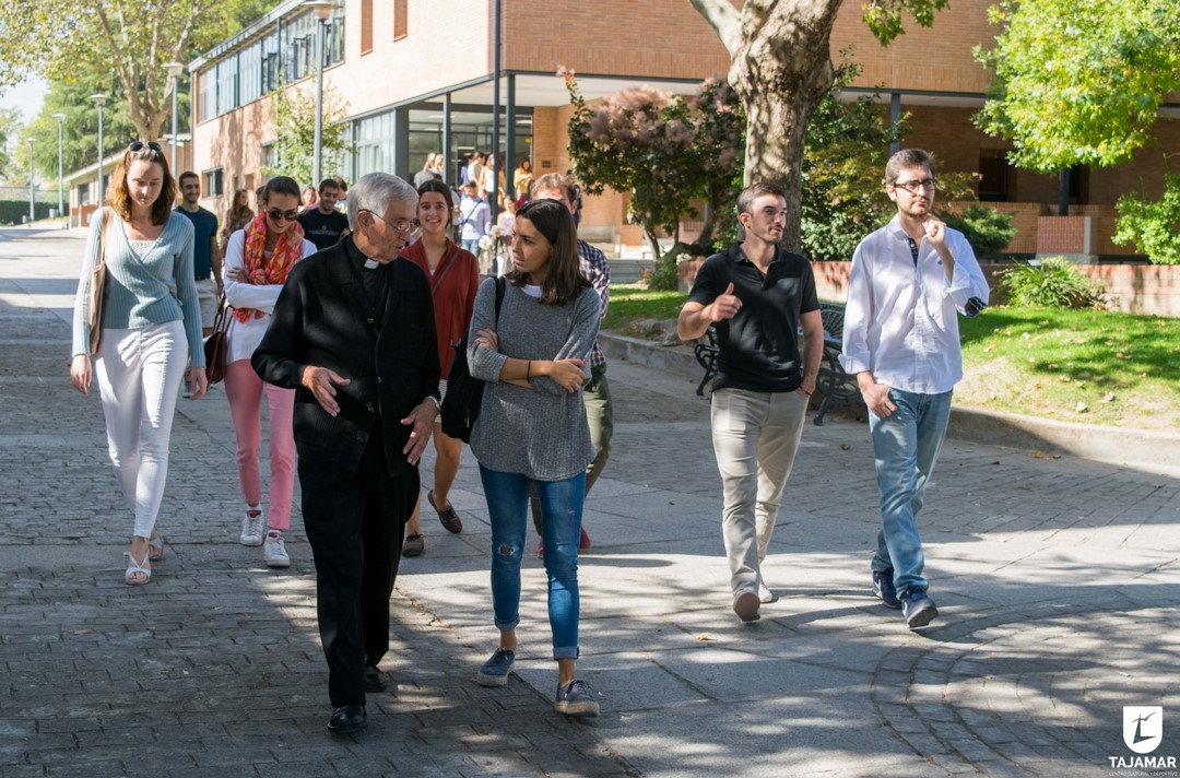 Ortiz-Echagüe Enseña Tajamar A Grupo De Estudiantes De Arquitectura De Madrid