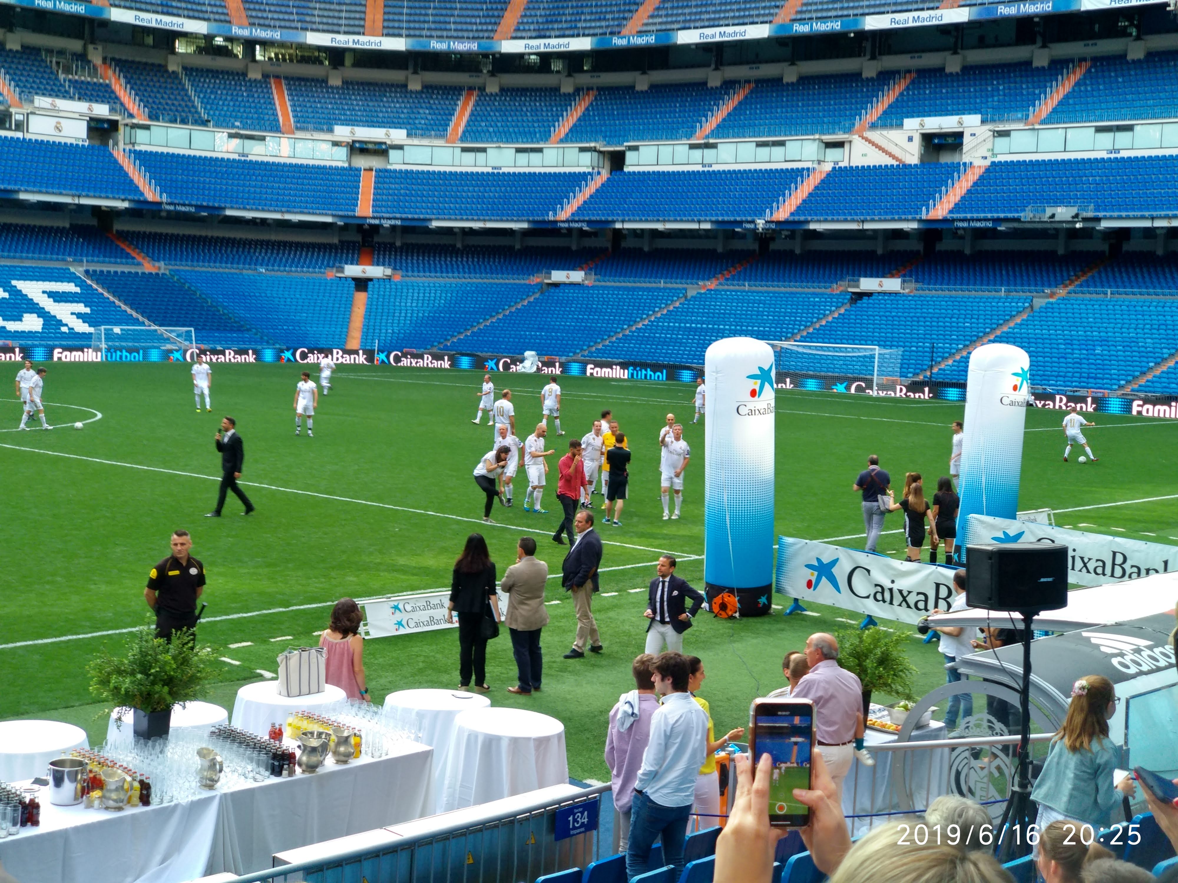 Luis Sánchez Ha Puesto El Colofón A Su Vida Laboral Con Una Despedida Por Todo Lo Alto En El Bernabéu